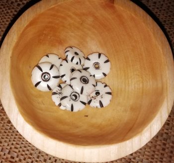 Knochen, Scheibenperle, schwarz gemustert