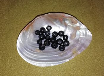 Knochen, Kugelperle, schwarz, 0,8 - 1,2 cm