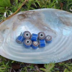 Glas-Chevronperle blau-braun