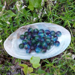 Glas, Kugelperle, schillert grün-blau-lila
