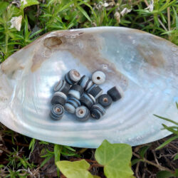 Glas, Walzenperle, gebändert